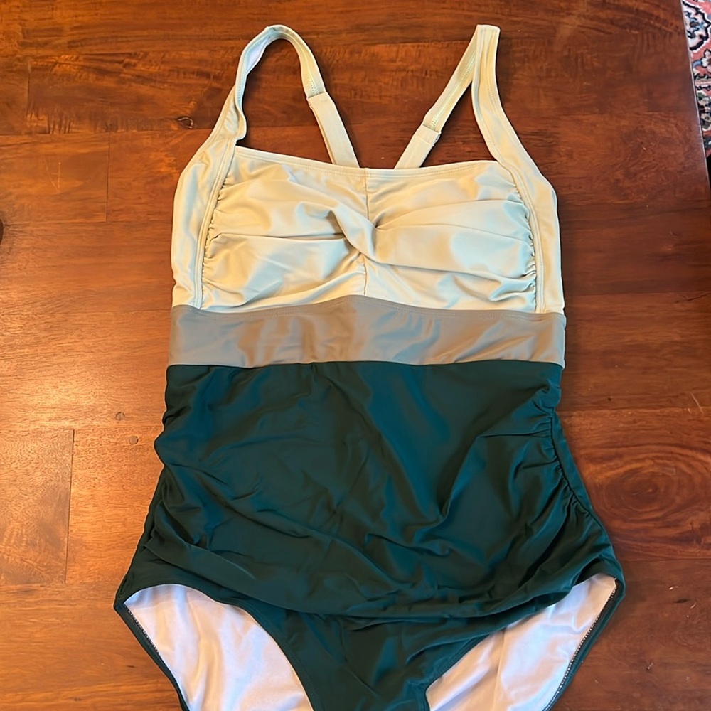 *NWT* BloomChic Contrast Twist Front Tummy-Control One Piece Swimsuit
